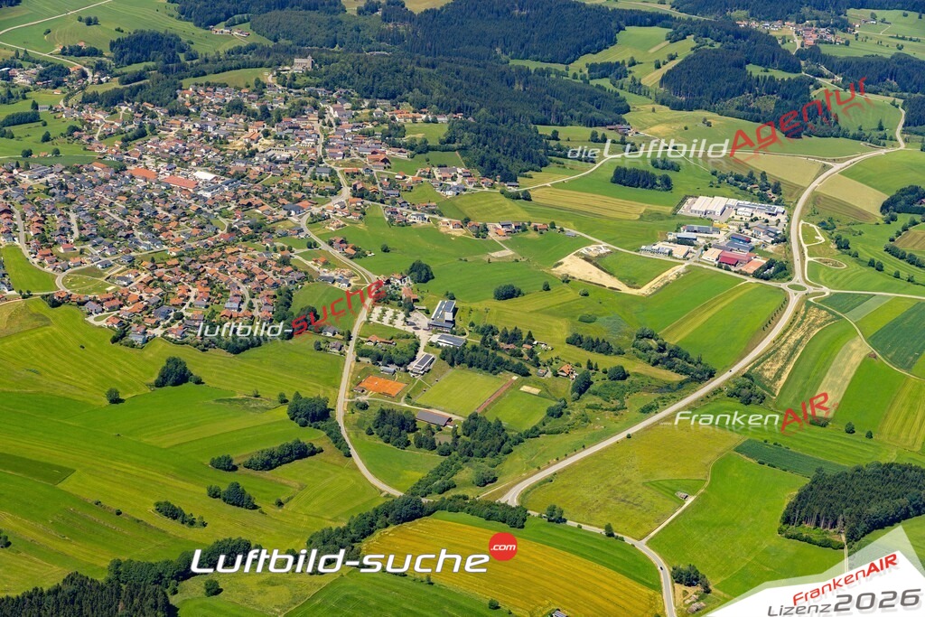 Das Luftbild der Stadt Kirchberg im Wald wurde 2022 vom Flugzeug heraus erstellt (keine Drohnen-Aufnahmen) Aufnahmehöhe ca.450 Meter- hohe Bildauflösung und Druck-Qualität. Garantiert!