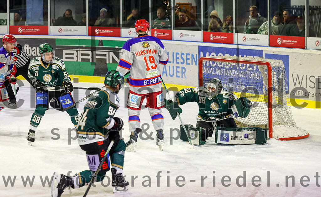 2025-11-30_089_TSV_Erding_gegen_EC_Peiting | Erding, Deutschland, 30.11.2025:Eishockey, Oberliga Süd 2025 / 2026, 22. Spieltag, TSV Erding gegen EC Peiting, Endergebnis: 5:1Paul Pfenninger (Erding Gladiators, #58), Markus Eberhardt (Erding Gladiators, #94), Marco Habermann (EC Peiting, #19), Torwart Leon Meder (Erding Gladiators, #39)Foto: Christian Riedel / fotografie-riedel.net