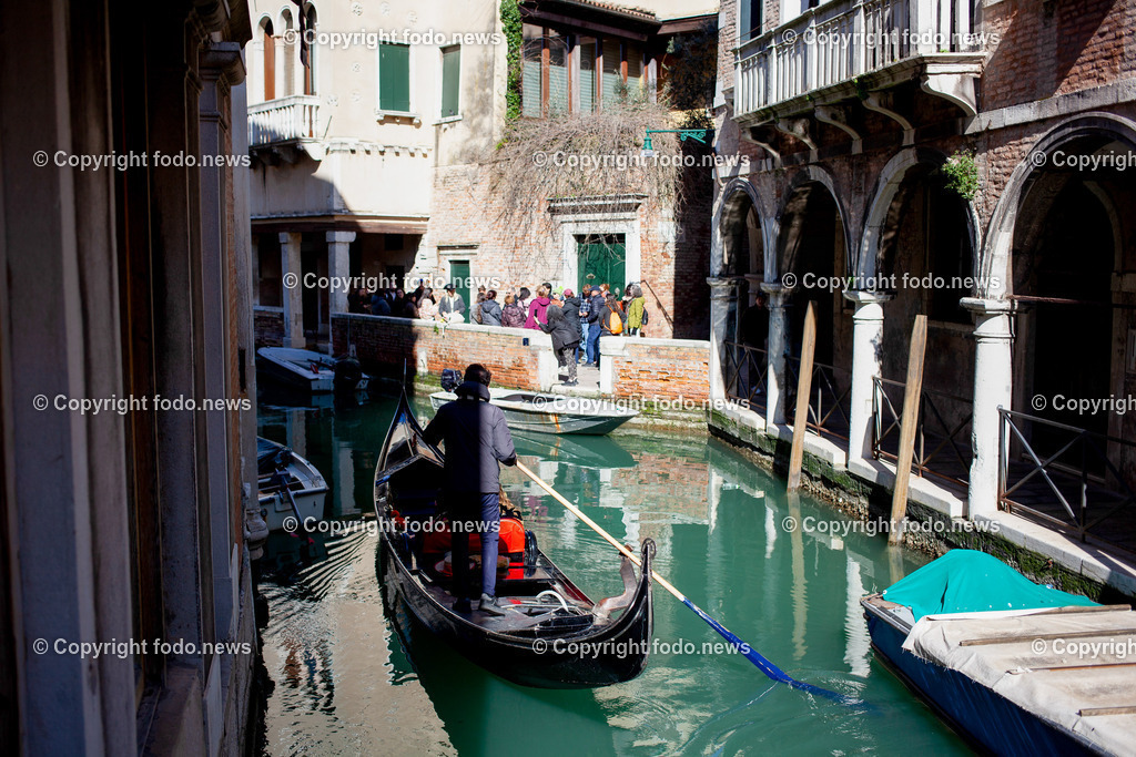 Italien_ Venedig_ 03.03.2025-67 | 03.03.2025, Italien, ITA, Venetien, Venedig, im Bild Venedig, Stadtansichten, Touristen, Reisefeature, Karneval, Masken, maskiert, venezianisch, Reise, Venedig, Venezia, Venetien, Stadtansicht, Campanile, Canale Grande, Markusplatz, Markuskirche, Touristen, Gondel, Gondolere, Faehre, Motorboot, Wassertaxi, Vaporetto, Adria, Lagune, Pfahlbauten, Bruecke, Rialtobruecke, La Gondola, Dogenpalast, Italien, Creativ, Kreativ