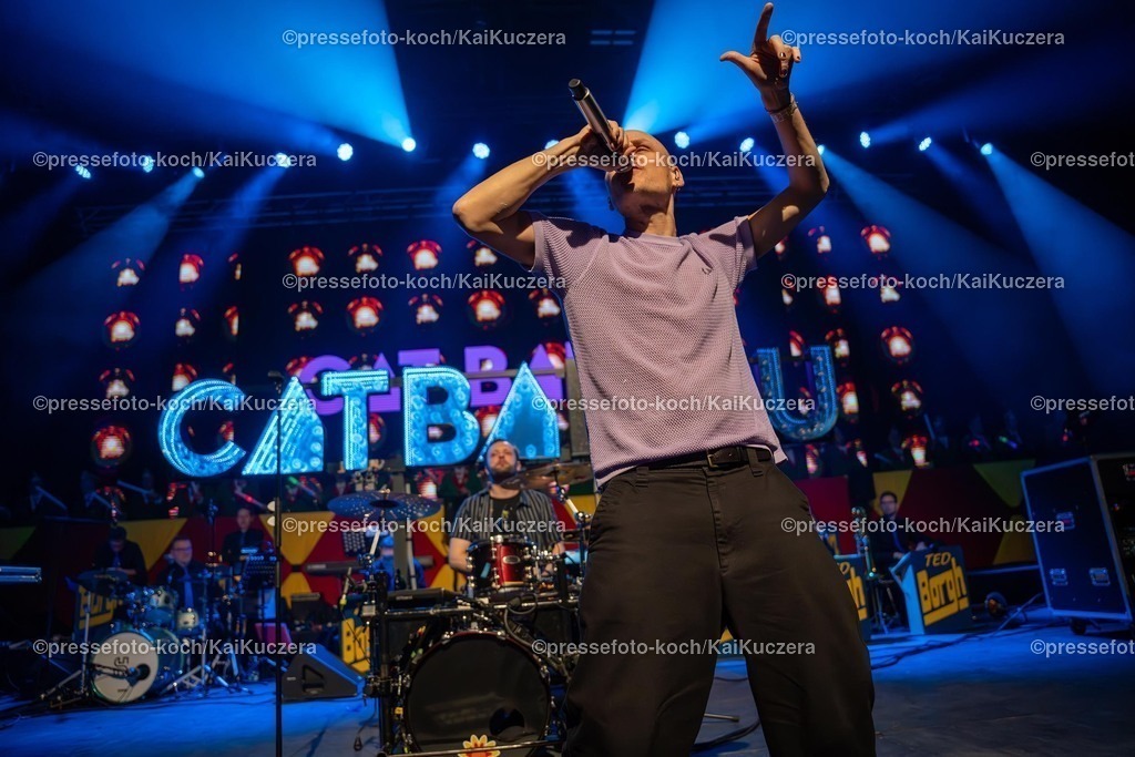 KKU25012501127 | 25.01.2025, xkkux, Düsseldorf, Karnevalsveranstaltung - Die Lachende in der Mitsubishi Electric HALLE. Die Band Cat Ballou performt bei ihrem Auftritt. Im Bild Sänger Frontman Oliver Niesen