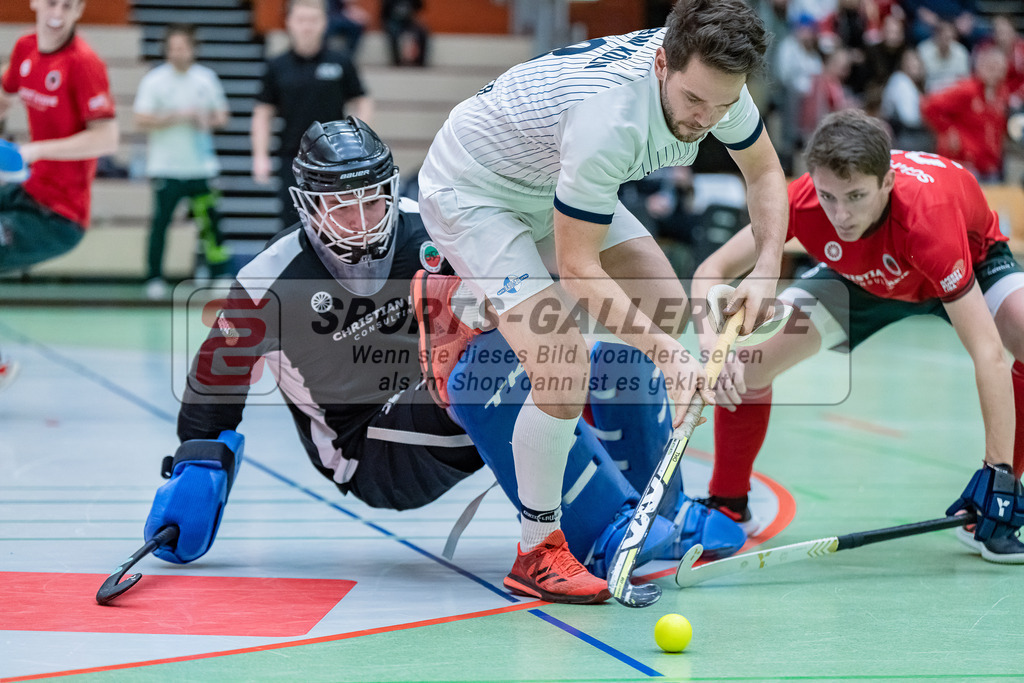 HK_20231216_107410 | 1. Bundesliga Herren  Crefelder HTC - Blau Weiß Köln am 16.12.2023 Sporthalle Glockenspitz, Krefeld , Joshua Delarber ( Blau Weiß Köln #8 ) , Lasse Kille Torwart ( Crefelder HTC #32 ) , Schröder Mika ( Crefelder HTC #33 )