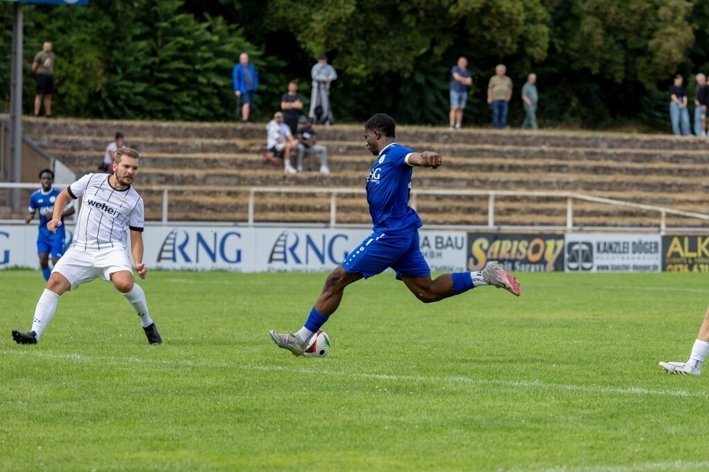 Landespokal Südwest, 2. Runde: SV Südwest Ludwigshafen gegen ASV Fußgönheim (4:0)***Am Ball: Desmond Uyi (47, Ludwigshafen) | Landespokal Südwest, 2. Runde: SV Südwest Ludwigshafen gegen ASV Fußgönheim (4:0)***Am Ball: Desmond Uyi (47, Ludwigshafen) - Realisiert mit Pictrs.com