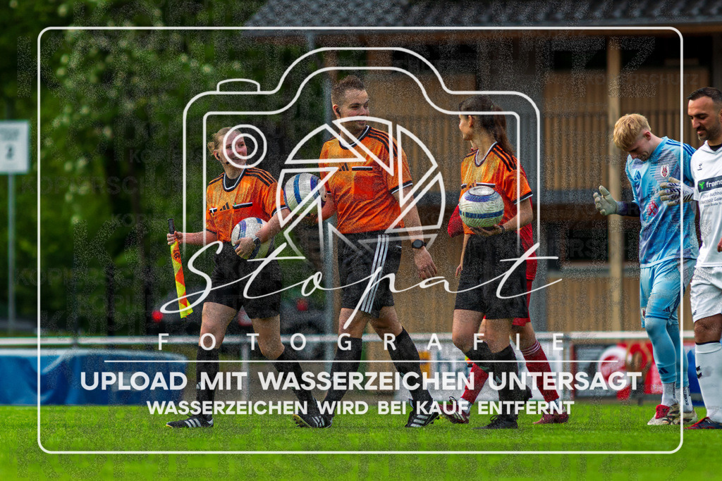 Bezirksliga Herren LG - TV Jahn Schneverdingen II vs. Buchholzer FC | Jonas Heine (Schiedsrichter), Lina-Talea Renner (Schiedsrichterassistentin), Lina Sophie Brandt (Schiedsrichterassistentin); Bezirksliga Herren LG - TV Jahn Schneverdingen II vs. Buchholzer FC am 15.05.26 in Osterwald-Stadion, Schneverdingen - Realisiert mit Pictrs.com