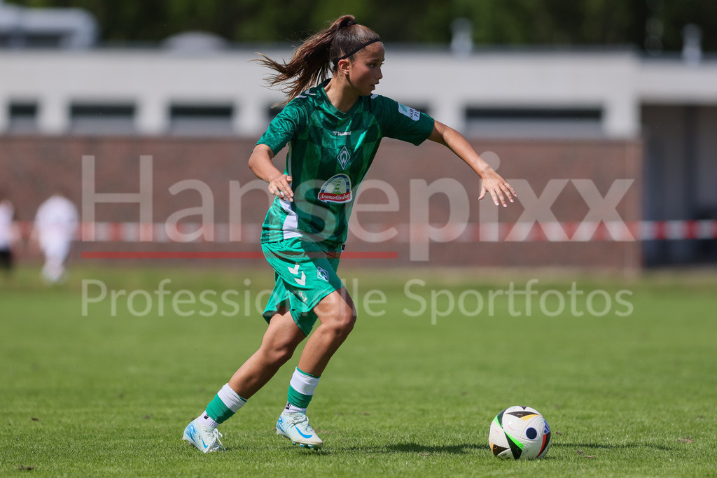 Fussball, Testspiel Frauen, Borussia Mönchengladbach - SV Werder Bremen | v.li.: Amira Dahl (SV Werder Bremen, 17) am Ball, Freisteller, Einzelbild, Ganzkörper, Aktion, Action, Spielszene