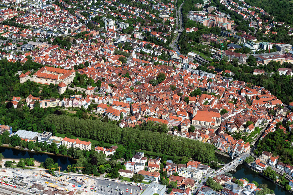 dr__0096816.jpg | TüBINGEN 19.05.2022 Altstadtbereich und Innenstadtzentrum in Tübingen im Bundesland Baden-Württemberg, Deutschland. // Old Town area and city center in Tuebingen in the state Baden-Wurttemberg, Germany. Foto: Daniel Reiter