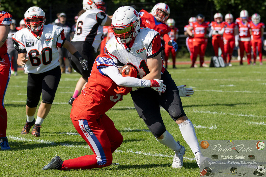 GFLW 1: German Football League Women 1: Rodgau Pioneers Ladies - Stuttgart Scorpions Sisters, 07.06.2026 | Jennifer Gerndt (Rodgau Pioneers Ladies #35) versucht Stella Elisa Martin (Stuttgart Scorpions Sisters #21) zu tacklen, Rodgau Pioneers Ladies - Stuttgart Scorpions Sisters, Rodgau, Maingau-Energie-Stadion "Am Weichsee", 7.6.2026 - Realisiert mit Pictrs.com