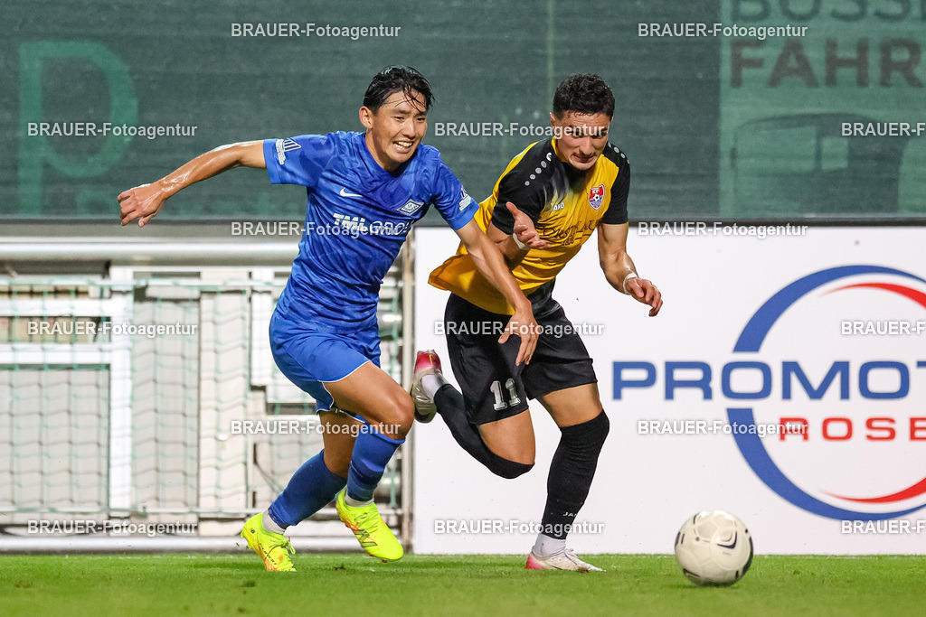 SB_KFCBAU_20250815_5790.JPG -  - KFC Uerdingen - SF Baumberg - Oberliga Niederrhein | Krefeld, Deutschland, 15.08.25: Hayato Uchimura (SF Baumberg) und Batuhan Özden (KFC Uerdingen) im Kampf um den Ball während des Oberliga Niederrhein Spiels zwischen KFC Uerdingen - SF Baumberg in der Grotenburg Stadion am 15. August 2025 in Krefeld, Deutschland. (Foto von Stefan Brauer/Brauer-Fotoagentur)