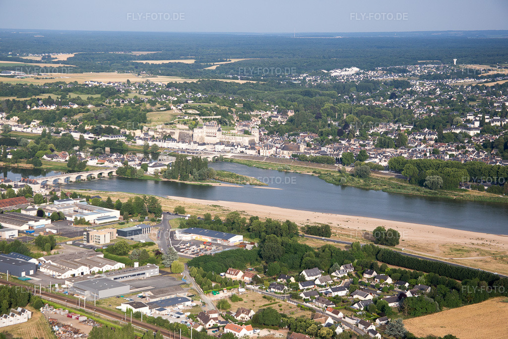 Luftbild: Ortsansicht in Amboise im Bundesland Indre-et-Loire in Frankreich. – Foto: IMG_082332.jpg vom 20.06.2015 durch Werner Riehm/FLY-FOTO.de – Auflösung des Originals: 5472 x 3648 px