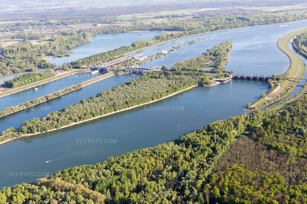 Aerial view: Iffezheim, lock in Roppenheim in the state Bas-Rhin, France. – Photo: IMG_099049.jpg taken on 04/23/2017 by Werner Riehm/FLY-FOTO.com – Resolution of the original: 5472 x 3648 px