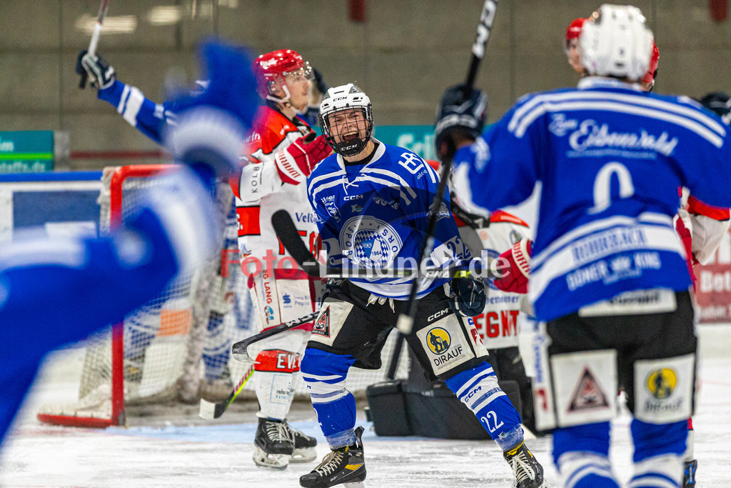 Achtelfinale Spiel 1 SC Forst vs EV Pegnitz ICE DOGS | Eishockey Landesliga Playoffs 2023/2024, Achtelfinale Spiel 1 SC Forst vs EV Pegnitz ICE DOGS, 20240218,
Tor Magnus OSTLER (Nature Boyz 22),
2024-02-18 in Peißenberg (Eisstadion)
22 Magnus OSTLER (Nature Boyz 22)
Copyright: WolfgangxLindner foto-lindner.de