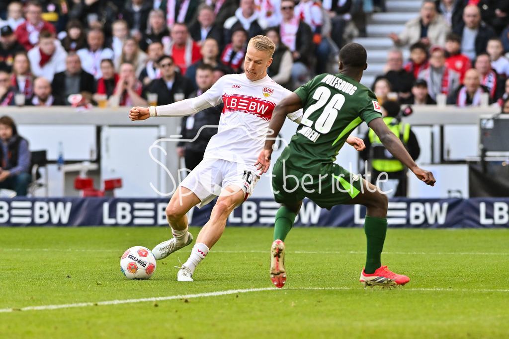 VfB Stuttgart - VfL Wolfsburg | STUTTGART, DEUTSCHLAND - 01. MÄRZ: im Duell Chris FÜHRICH (VfB Stuttgart 10) und Sael KUMBEDI (VfL Wolfsburg 26) während dem Bundesligamatch zwischen dem VfB Stuttgart und dem VfL Wolfsburg am 24. Spieltag in der MHP-Arena / DFL REGULATIONS PROHIBIT ANY USE OF PHOTOGRAPHS AS IMAGE SEQUENCES AND/OR QUASI-VIDEO