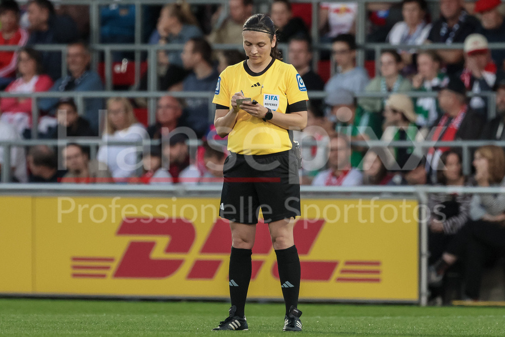 Fussball, Google Pixel Frauen-Bundesliga, RB Leipzig - SV Werder Bremen | v.li.: Schiedsrichterin Angelika Söder, DIE DFB-RICHTLINIEN UNTERSAGEN JEGLICHE NUTZUNG VON FOTOS ALS SEQUENZBILDER UND/ODER VIDEOÄHNLICHE FOTOSTRECKEN. DFB REGULATIONS PROHIBIT ANY USE OF PHOTOGRAPHS AS IMAGE SEQUENCES AND/OR QUASI-VIDEO.