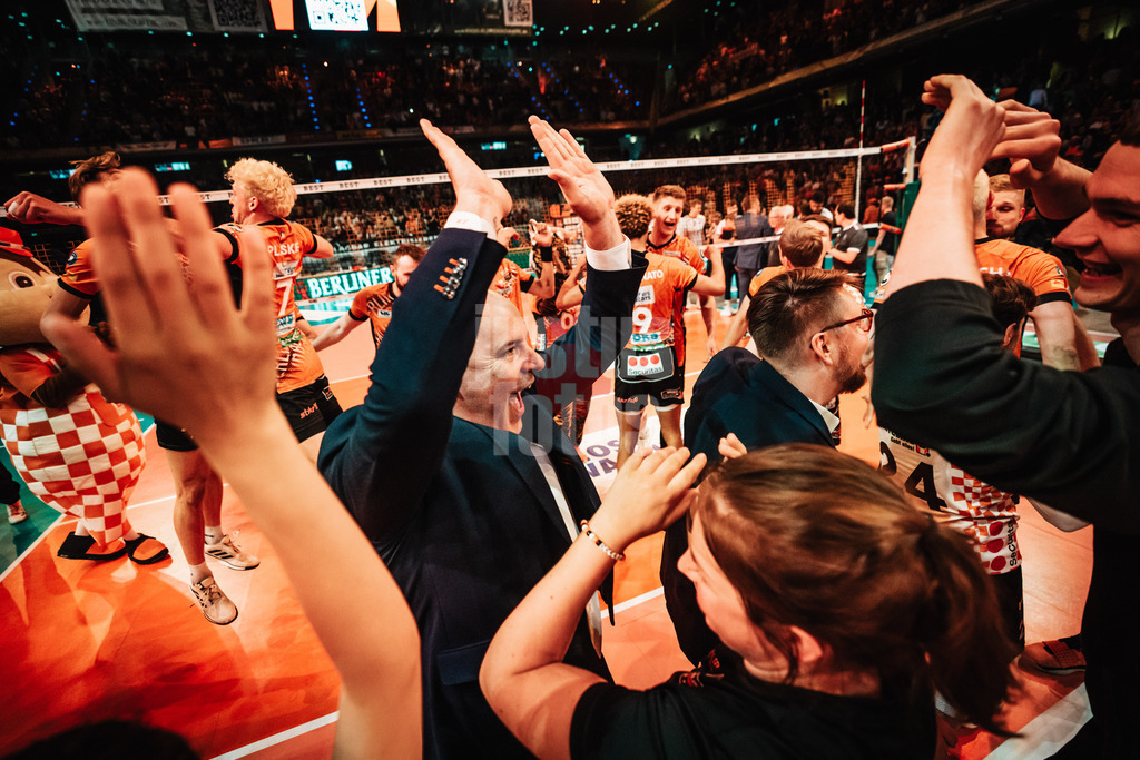 Volleyball | Herren | Saison 2024/2025 | 1. Volleyball Bundesliga Männer | Finale | BERLIN RECYCLING Volleys vs. SVG Lüneburg | 03.05.2025 | Trainer Joel Gregory Banks (Berlin Recycling Volleys) schlägt mit dem Team ein nach dem Sieg