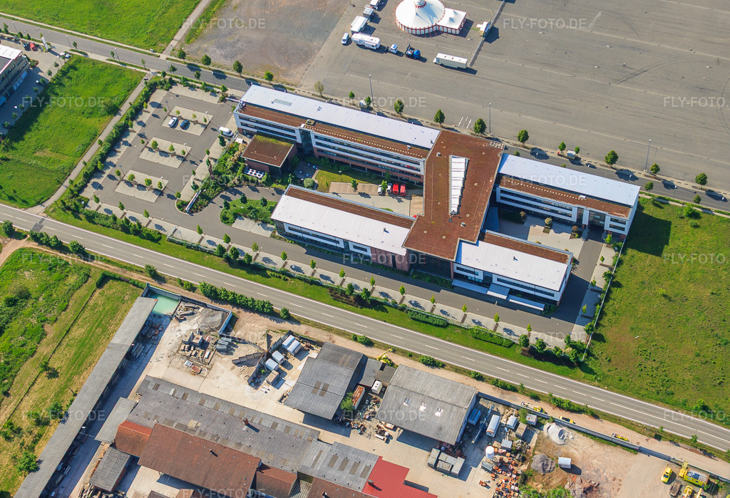 Luftbild: Sparkasse Südpfalz am Messplatz im Ortsteil Queichheim in Landau im Bundesland Rheinland-Pfalz in Deutschland.Foto: IMG_27342.jpg vom 23.05.2010 durch Werner Riehm/FLY-FOTO.deAuflösung des Originals: 4140 x 2826 pxSparkasse Südpfalz