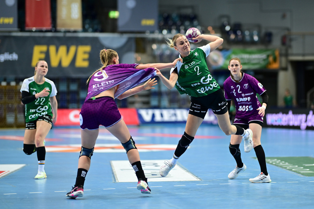 Handball I Frauen I Saison 2024-2025 I 1. HBF I 12. Spieltag I VfL Oldenburg - TuS Metzingen | Naina Klein (9, TuS Metzingen) Lisa Borutta (2, VfL Oldenburg) - Realisiert mit Pictrs.com