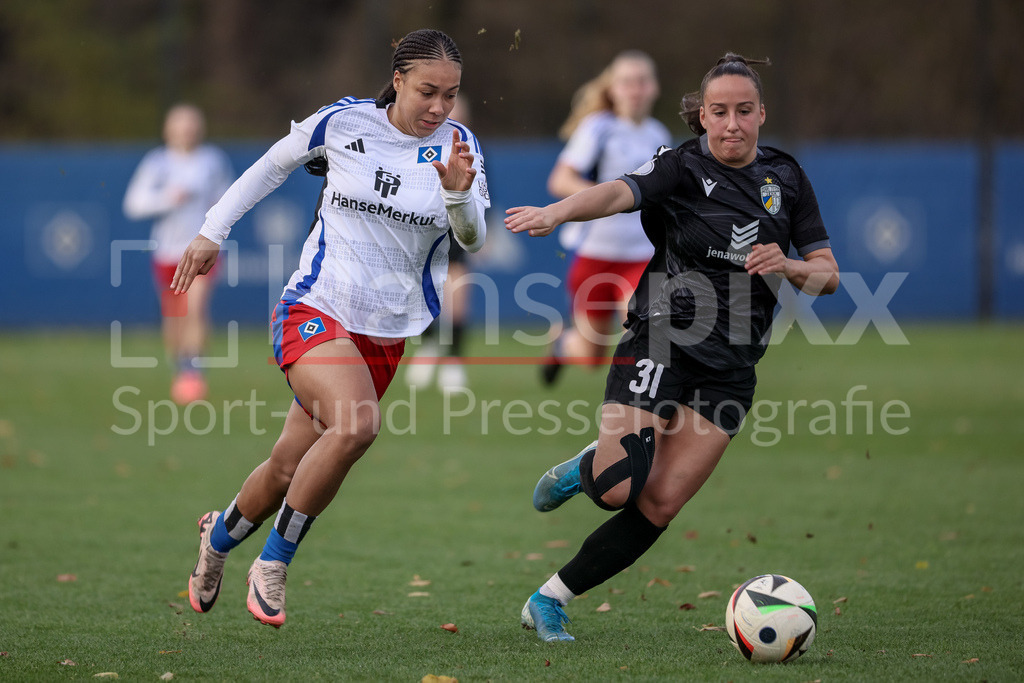 Fussball, DFB-Pokal Frauen, Hamburger SV - FC Carl Zeiss Jena | v.li.: Melina Krüger (Hamburger SV, 9) und Nelly Juckel (FC Carl Zeiss Jena, 31) im Zweikampf, Duell, Dynamik, Aktion, Action, Spielszene, DIE DFB-RICHTLINIEN UNTERSAGEN JEGLICHE NUTZUNG VON FOTOS ALS SEQUENZBILDER UND/ODER VIDEOÄHNLICHE FOTOSTRECKEN. DFB REGULATIONS PROHIBIT ANY USE OF PHOTOGRAPHS AS IMAGE SEQUENCES AND/OR QUASI-VIDEO.