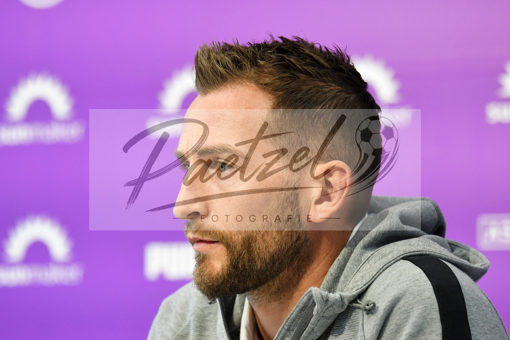 20200228_PKOSNA_0026 | Fussball, Herren: Marc Heider (VfL Osnabrueck) schaut waehrend der Pressekonferenz des VfL Osnabrueck im Presseraum des Stadion an der Bremer Bruecke am 28.02.2020 in Osnabrueck, Deutschland. - Realisiert mit Pictrs.com