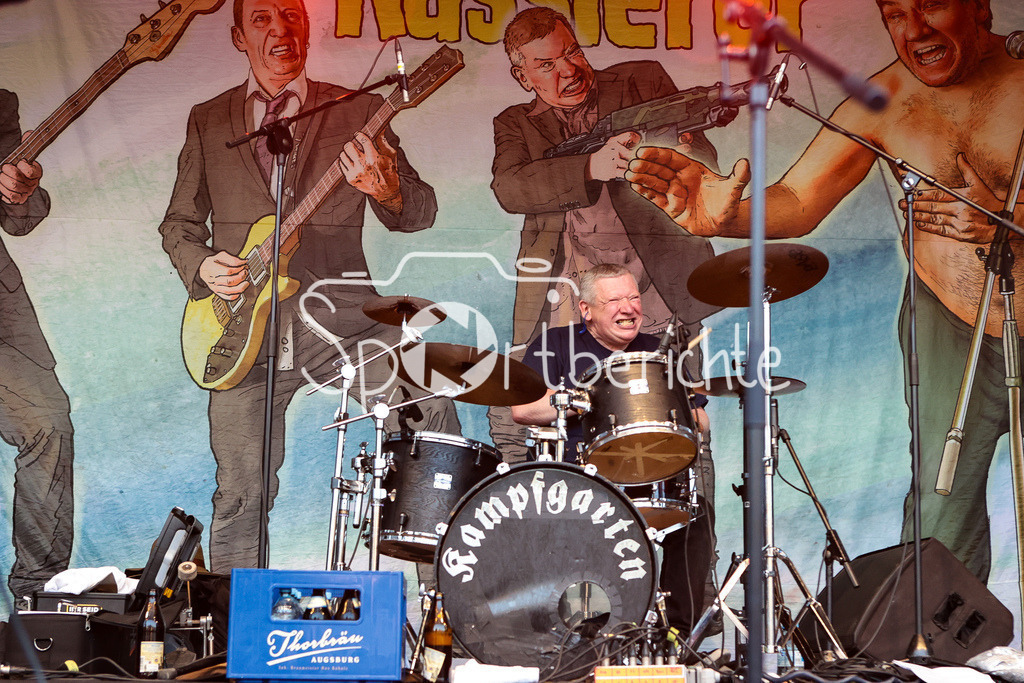 Sommer am Kiez | Volker "KAMPFGARTEN" von der Band "Die Kassierer" beim Auftritt auf dem Augsburger Festival "Sommer am Kiez" an seinem Schlagzeug / Livemusik / Konzert / Musik / Laut / Punk / Punkmusik / Schlagzeuger