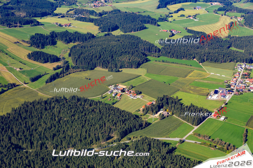 Aktuelles Luftbild von Sitzhof Rinchnach Kauf mit Lizenz / Bildrechten möglich- Die Luftaufnahme wurde 2021 mittels UL-Flugzeug erstellt ( keine Drohne ) - hochauflösende Kamera-Systeme von  Canon -Beste Qualität - Für grossformatige Ausdrucke geeignet. Die Geschenkidee !