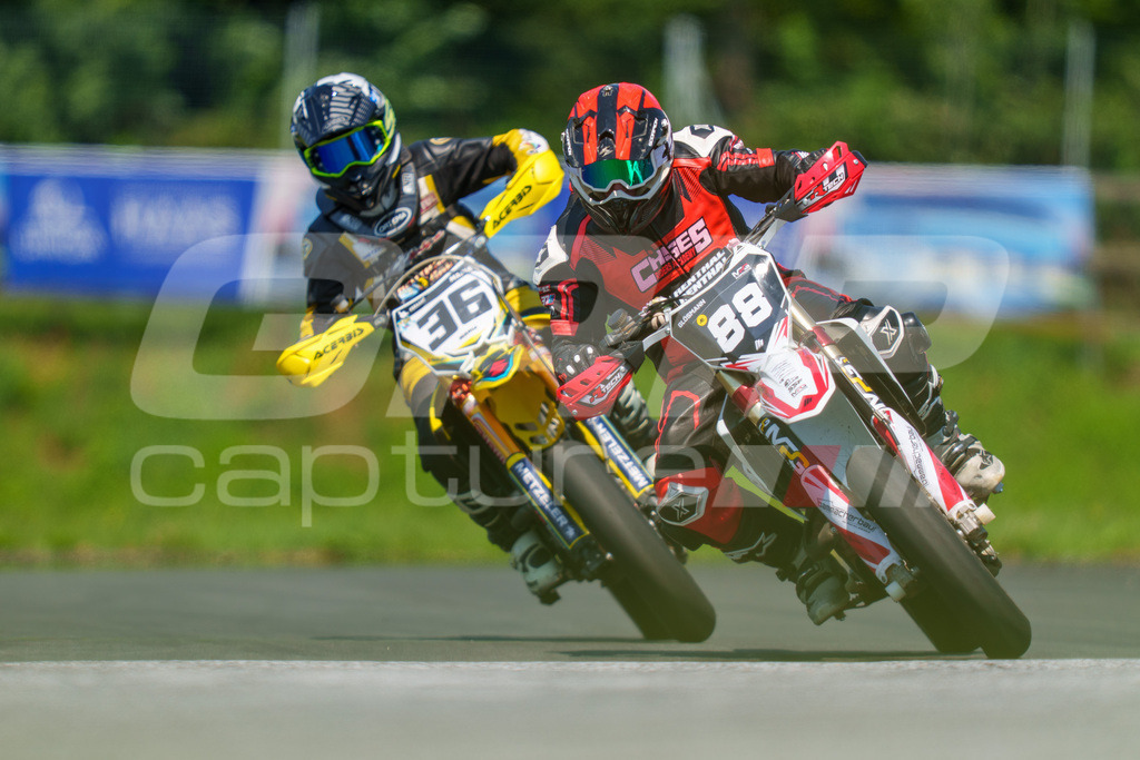 G-Cup + Supermoto Staatsmeisterschaft + Hungarian Supermoto Championship | GRIPcapture steht für authentische Sportfotografie in Österreich – für Momente, die mehr sind als Geschwindigkeit oder Ergebnis. Es geht um Emotion, Spannung, Fokus und den Augenblick, der oft nur einen Wimpernschlag dauert.Ob Motorsport, Teamsport oder 