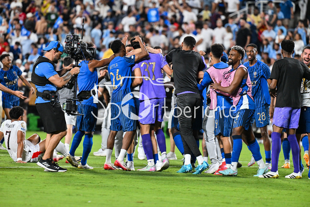 Manchester City - Al-Hilal SFC | Grenzenloser Jubel bei Al-Hilal nach dem Sieg in der Verlaengerung gegen ManCity / FIFA Club World Cup: Manchester City - Al-Hilal SFC, Camping World Stadium am 30.06.2025 / NOT FOR SALE IN USA / Yassine BOUNOU (Al-Hilal 37)