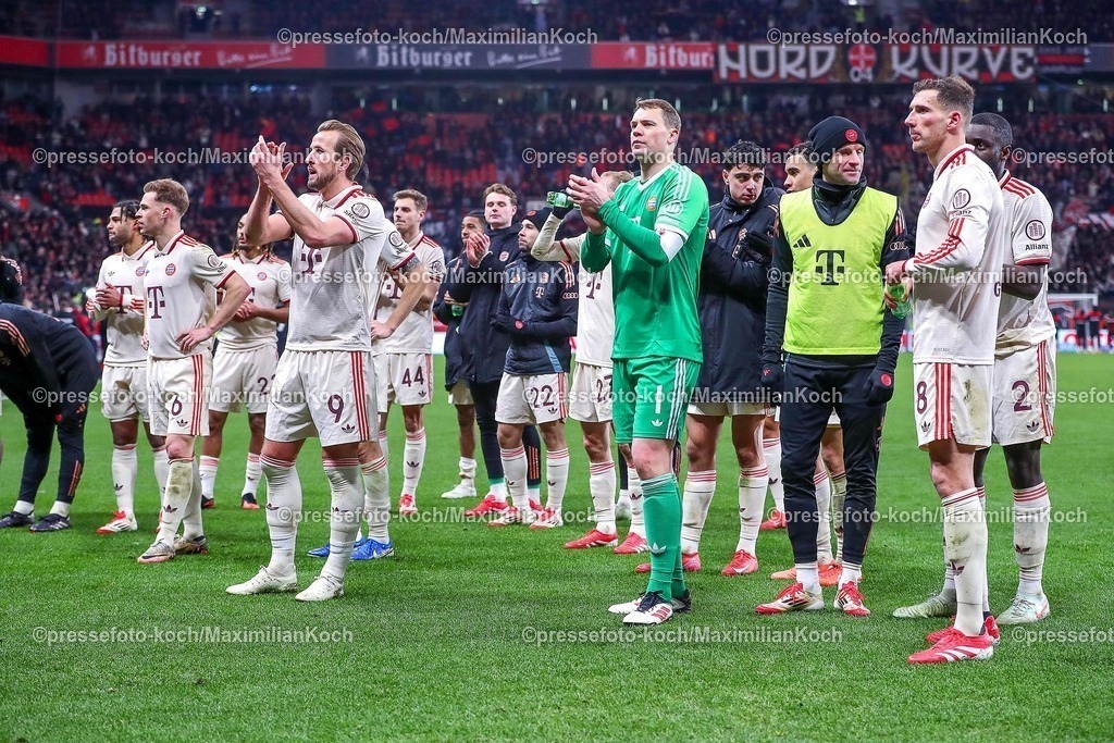 Lev15022501091 | 15.02.2025, Fußball, Bayer 04 Leverkusen - FC Bayern München, 1. Fußball Bundesliga, 22. Spieltag, BayArena, Saison 2024 2025: Die Münchener Mannschaft steht vor den Fans im Gästeblock und bedankt sich für die Unterstützung beim 0:0 Unentschieden. Joshua Kimmich (FC Bayern #6) Harry Kane (FC Bayern #9) Josip Stanisic (FC Bayern #44) Torwart Jonas Urbig (FC Bayern #40) Raphael Guerreiro (FC Bayern #22) Torwart Manuel Neuer (FC Bayern #1) Aleksandar Pavlovic (FC Bayern #45) Thomas Müller (FC Bayern #25) Leon Goretzka (FC Bayern #8) AbschlussjubelDFB regulations prohibit any use of photographs as image sequences and or quasi-video.