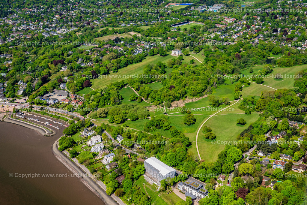 Hamburg_Othmarschen_Jenischpark_ELS_5363010525 | HAMBURG 01.05.2025 Parkanlage "Jenischpark" mit Villa "Jenisch Haus" zwischen Elbchaussee und Baron-Voght-Straße mit den Hafenanlagen am Ufer des Flußverlaufes der Elbe im Ortsteil Klein Flottbek in Hamburg, Deutschland. // Park of "Jenischpark" with the villa "Jenisch Haus" between Elbchaussee and Baron-Voght-Strasse with the port dock on the banks of the river Elbe in the district Klein Flottbek in Hamburg, Germany. Foto: Martin Elsen