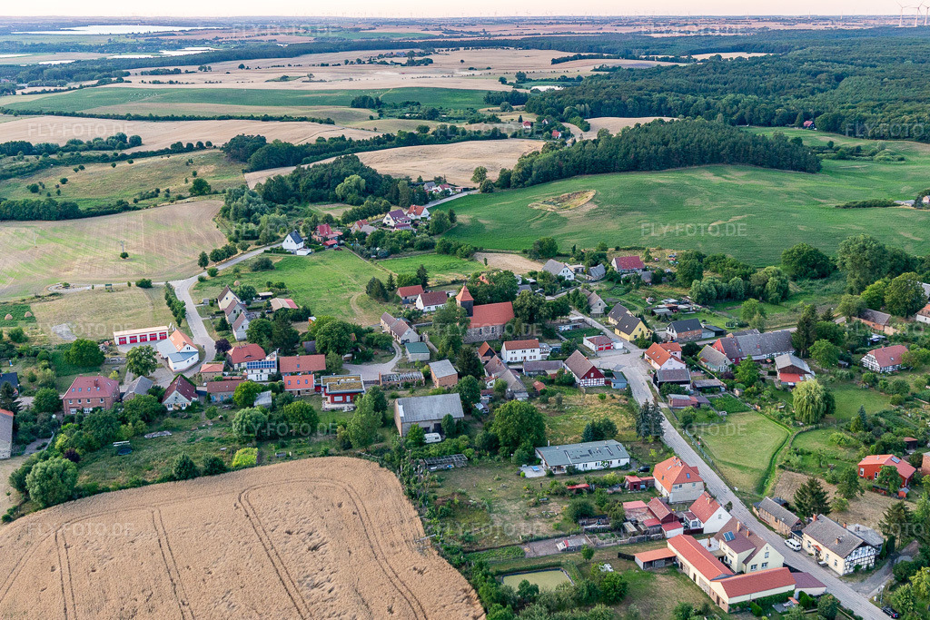 Luftbild: Dorfansicht aus Süden mit Evangelische Kirche im Ortsteil Melzow in Oberuckersee im Bundesland Brandenburg in Deutschland. Foto: IMG_116355.jpg vom 17.07.2019 durch Werner Riehm/FLY-FOTO.de