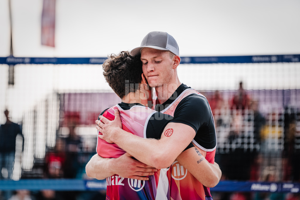 Beachvolleyball | Männer | German Beach Tour 2024 | Tourstop Bremen | 07.06.2024 | Philipp Huster (rechts) nimmt Lui Wüst (links) in den Arm