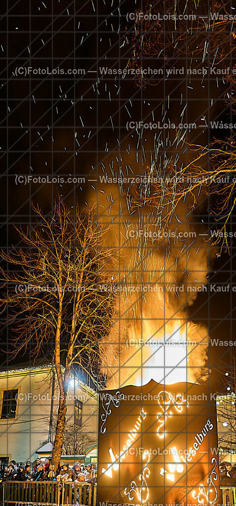 ALP9592_Wieselburger ADVENT_Wintersonnenwendfeuer | (C)FotoLois.com, Alois Spandl, Wieselburger Advent, Wintersonnenwendfeier mit Umzug durch die Stadt, Sonnenwendfeuer und Perchtenlauf mit Show im Schlosspark, Mitwirkung der Partnergemeinde EINBECK, Sa 17. Dezmber 2022.
