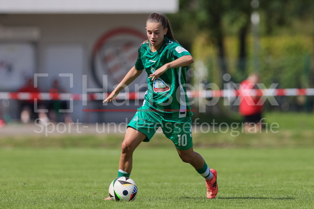 Fussball, Testspiel Frauen, Borussia Mönchengladbach - SV Werder Bremen | v.li.: Tuana Mahmoud (SV Werder Bremen, 10) am Ball, Freisteller, Einzelbild, Ganzkörper, Aktion, Action, Spielszene