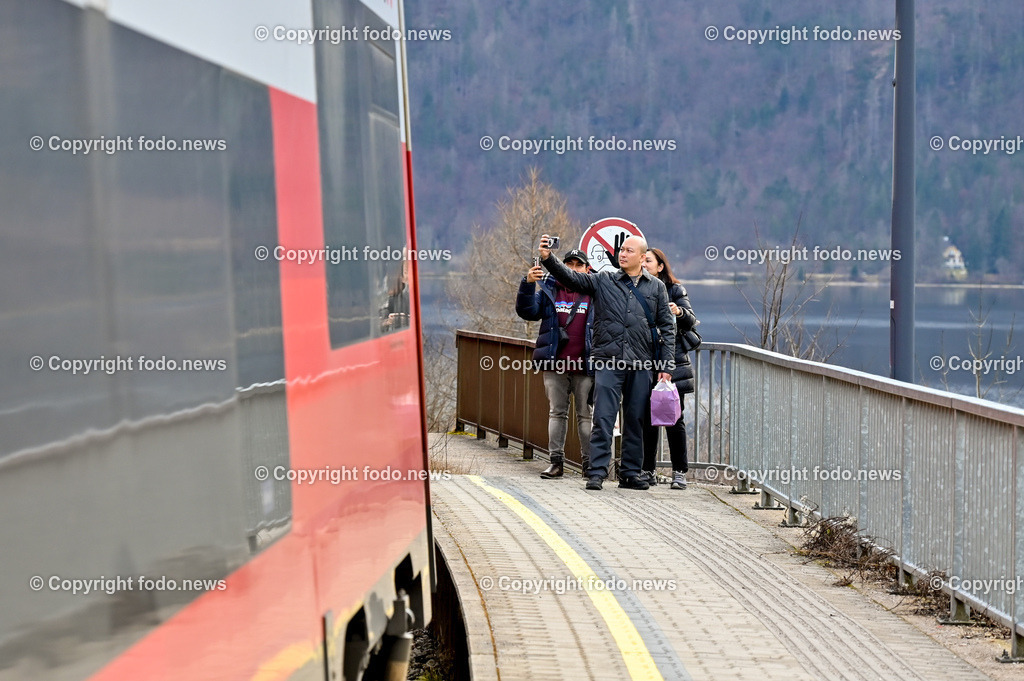 Hallstatt_ 13.01.2023-28 | 13.01.2023, Hallstatt, AUT, Hallstatt, im Bild Bahnhof, Bahnhofsgebaeude, Bahnsteig, Zug, OeBB, Touristen, Reisende