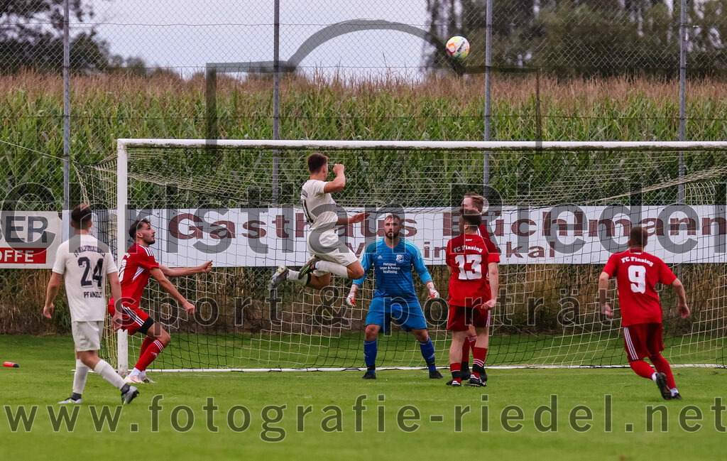 2023-08-04_091_SV_Walpertskirchen_gegen_FC_Finsing | Walpertskirchen, Deutschland, 04.08.2023:
Fußball, Kreisliga 2023 / 2024, 2. Spieltag, SV Walpertskirchen gegen FC Finsing, Endergebnis: 3:3

Stefan Pfanzelt (SV Walpertskirchen, #24), Dominik Keuter (FC Finsing, #18), Adrian Alexy (SV Walpertskirchen, #41), Torwart Daniel Schröder (FC Finsing, #1), Patrick Forchhammer (FC Finsing, #13), Andre Huber (FC Finsing, #9)

Foto: Christian Riedel / fotografie-riedel.net