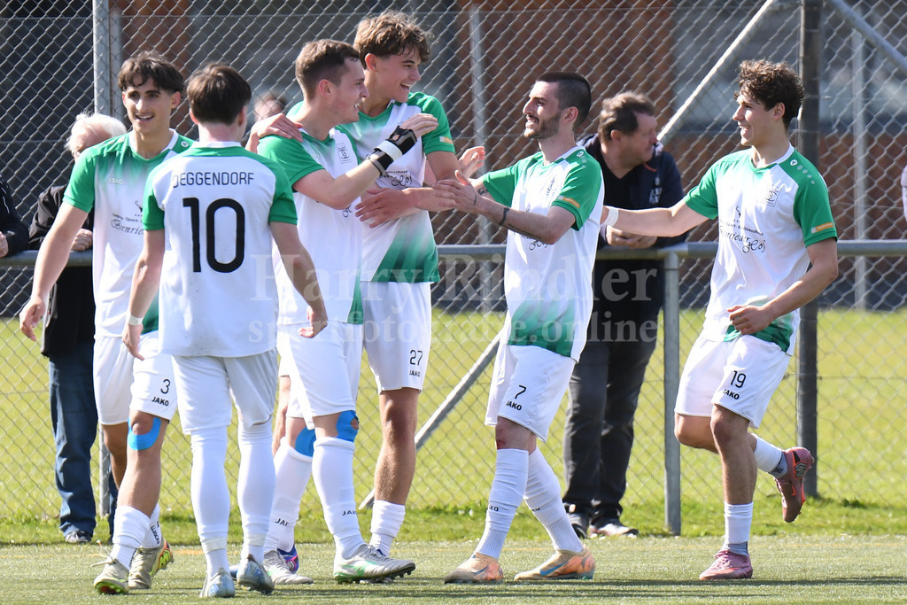 SpVgg GW Deggendorf : SV Hofkirchen | Torjubel bei der SpVgg GW Deggendorf: Matthias Schaefer (SpVgg GW Deggendorf #18) - Realisiert mit Pictrs.com