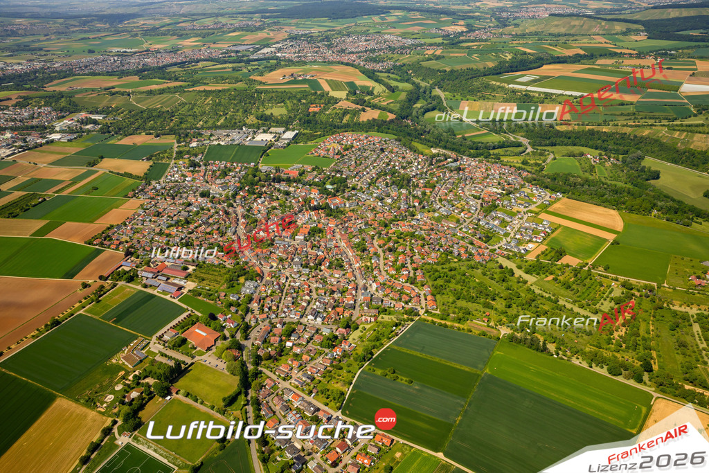 Das Luftbild zeigt  Erdmannhausen - Die Luftaufnahme wurde 2023 vom UL-Flugzeug aus erstellt ( keine Drohne ) - Hochauflösende Luftaufnahme - Für grossformatige Ausdrucke geeignet. Die Geschenkidee !Mit Lizenz und Bildrechte bestellbar