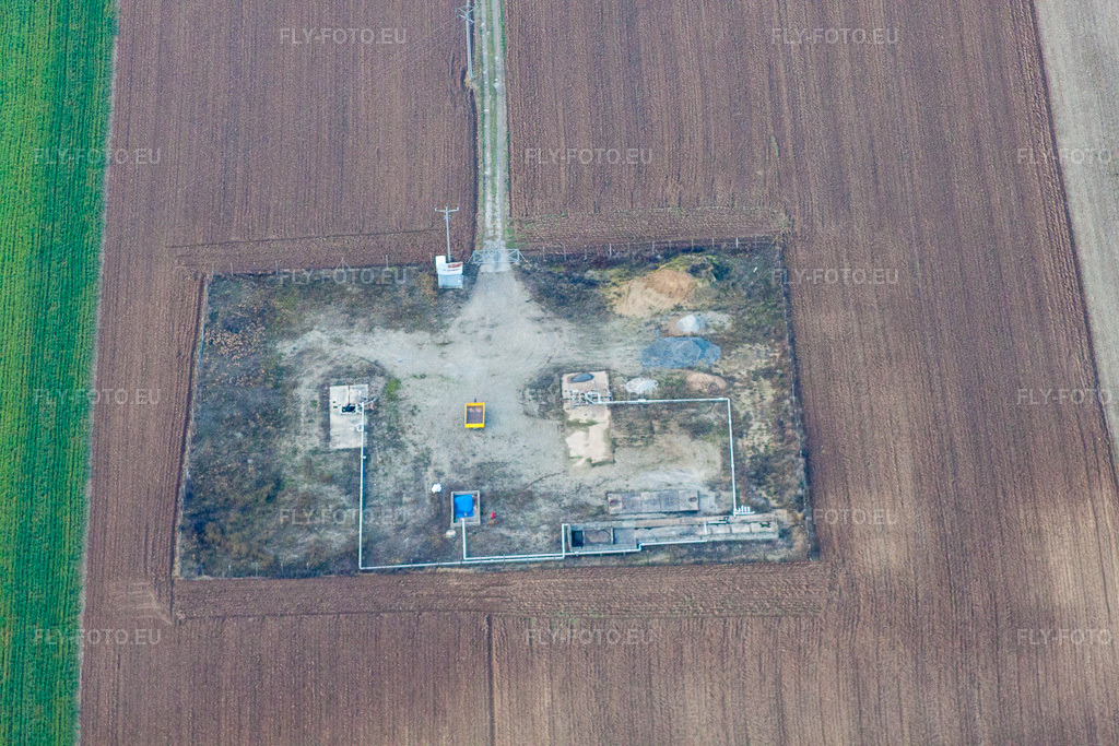 Vue aérienne: Scheibenhardt, production pétrolière à Scheibenhard dans le département Bas Rhin, France. Photo: IMG_22975.jpg prise le 21/11/2009 par Werner Riehm/FLY-FOTO.euRésolution de l'original: 4752 x 3168 px
