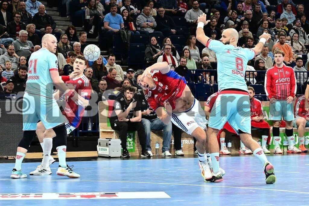 KBS Picture_HSVH-Melsungen_021 | v.l. Lassen Arenth Jacob (HSV Hamburg) , Sipos Adrian (MT Melsungen) ,Sportarena :  Barclays Arena Hamburg, - Realisiert mit Pictrs.com