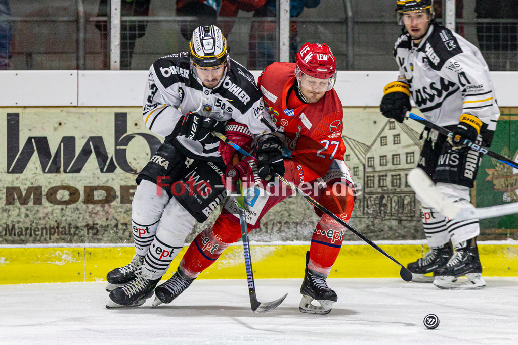 EC Peiting vs EV Füssen | Eishockey Oberliga Süd 2023/2024, EC Peiting vs EV Füssen, 20240112,
Duell zwischen Andreas FEUERECKER (ECP 27) und Edgar SIMON (EVF 13),
2024-01-12 in Peiting (Eisstadion)
27 Andreas FEUERECKER (ECP 27), 13 Edgar SIMON (EVF 13)
Copyright: WolfgangxLindner foto-lindner.de
