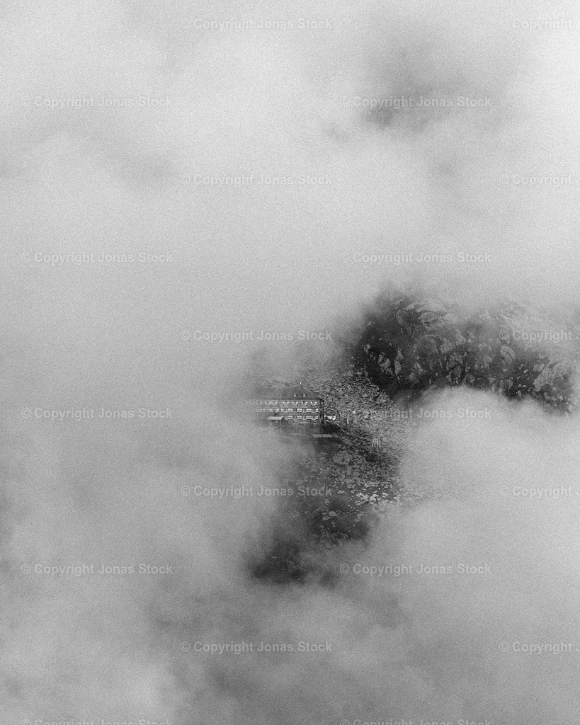 The Hut in the Clouds b/w | The Nürnberger Hut from a distance surrounded by clouds.  - Realisiert mit Pictrs.com