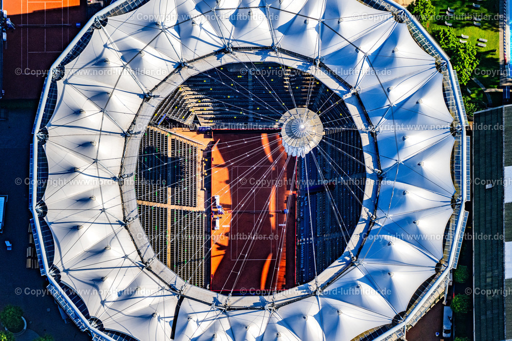 Hamburg_Rothenbaum_Tennis_Stadion_Rothenbaum_Senkrechtaufnahme_ELS_1141240525 | HAMBURG 24.05.2025 Senkrecht- Luftbild aus der Satelliten- Perspektive vom Tennisarena am Rothenbaum in Hamburg. Das ATP-Turnier von Hamburg (offiziell International German Open) ist ein deutsches Herren-Tennisturnier, das jährlich am Hamburger Rothenbaum ausgetragen wird. Der Wettbewerb gehörte zur Masters-Serie der ATP und hieß früher Hamburg Masters, heute ATP World Tour 500. Weiterführende Informationen bei: Alfred Rein Ingenieure GmbH,  Deutscher Tennis Bund e. V.,  ECE Projektmanagement G.m.b.H & Co. KG,  Hamburg sports & entertainment GmbH,  Textil Bau GmbH. // Vertical aerial view from the satellite perspective of the the tennis arena at Rothenbaum in Hamburg. The ATP tournament in Hamburg (official German International Open) is a German men's tennis tournament which is held annually at Hamburg Rothenbaum. Further information at: Alfred Rein Ingenieure GmbH,  Deutscher Tennis Bund e. V.,  ECE Projektmanagement G.m.b.H & Co. KG,  Hamburg sports & entertainment GmbH,  Textil Bau GmbH. Foto: Martin Elsen
