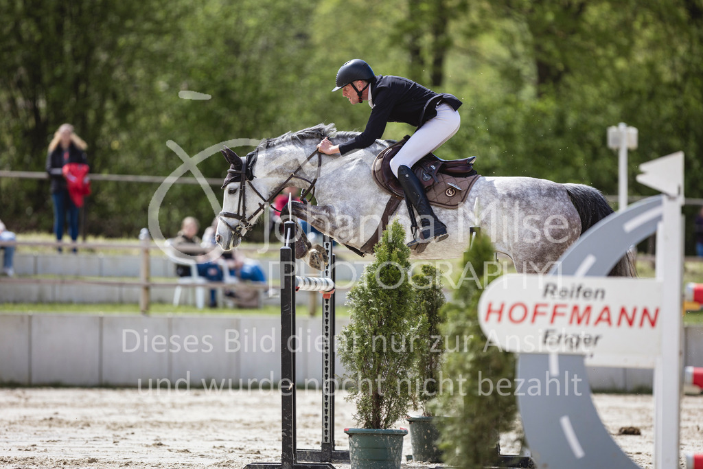 240428_Spenge_M2-Spr-116 | Deine schönsten Turniermomente als professionelle Fotos! Entdecke hochwertige Pferdesport-Fotografie im Online-Shop. Jetzt Fotos finden & bestellen!