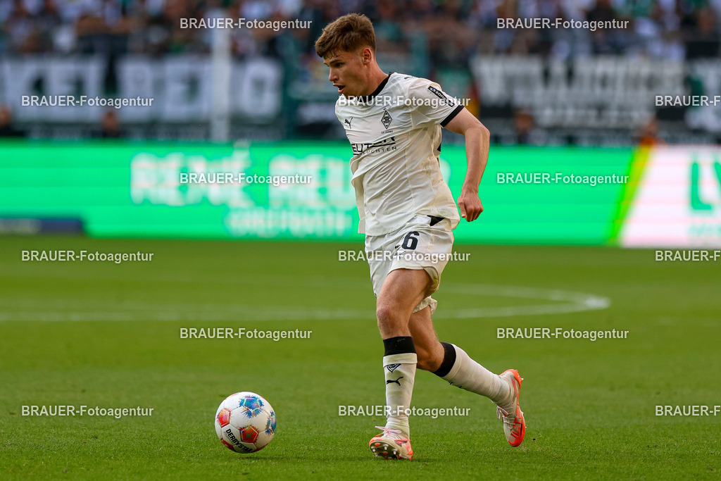 Borussia Mönchengladbach vs Hamburger SV - Bundesliga  | Mönchengladbach, Deutschland, 24.08.25:   Lucas Ullrich (Borussia Mönchengladbach) in Aktion am Ball, Einzelaktion waehrend des Spiels der Bundesliga zwischen Borussia Mönchengladbach vs Hamburger SV im Stadion im Borussia Park(Foto von Brauer-Fotoagentur / Adrian Schlueter)