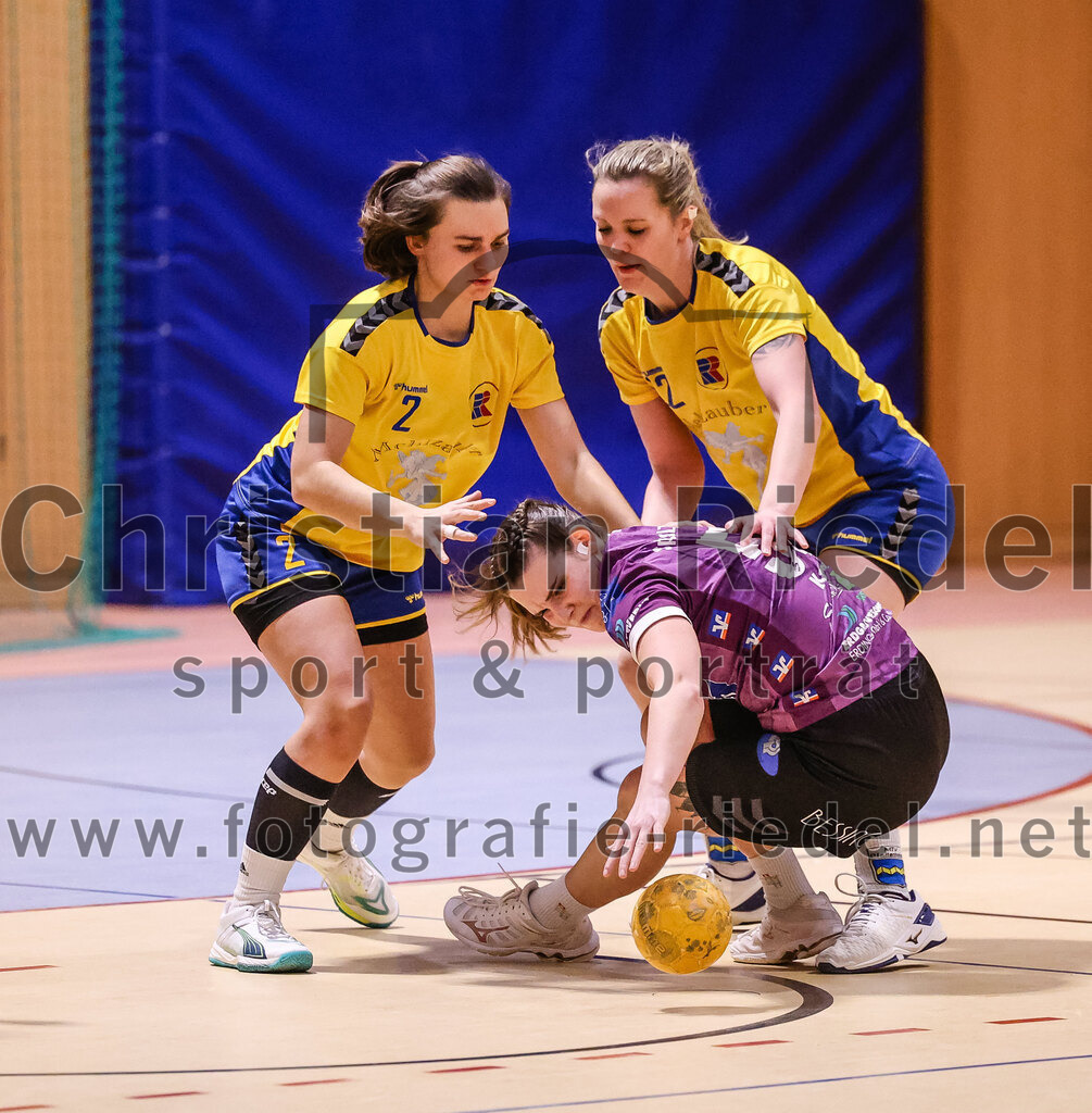2025-02-15_110_SpVgg_Altenerding_gegen_MTV_Pfaffenhofen | Erding, Deutschland, 15.02.2025:Handball, Bezirksoberliga Frauen Altbayern 2024 / 2024, 14. Spieltag, SpVgg Altenerding gegen MTV Pfaffenhofen, Endergebnis: 27:23Magdalena Scherer (MTV Pfaffenhofen, #2), Verena Kaiser (SpVgg Altenerding, #55), Daniela Reiher (MTV Pfaffenhofen, #22)Foto: Christian Riedel / fotografie-riedel.net