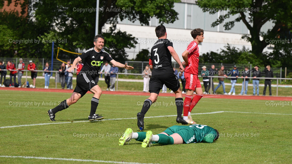 Gettorfer SC vs MTV Dänischenhagen | Tim Ladewig (Dänischenhagen #3 dreht nach seinem Treffer zum 0-3 jubelnd ab) &amp; Lars Mischak (Dänischenhagen #9 links) / Henrik Holz (Gettorf #23) ist am Boden zerstört / Fußball-Verbandsliga Ost Männer 2024/2025 / Gettorfer SC vs MTV Dänischenhagen / Sportpark 1 / Gettorf / 24.05.25 - Realisiert mit Pictrs.com