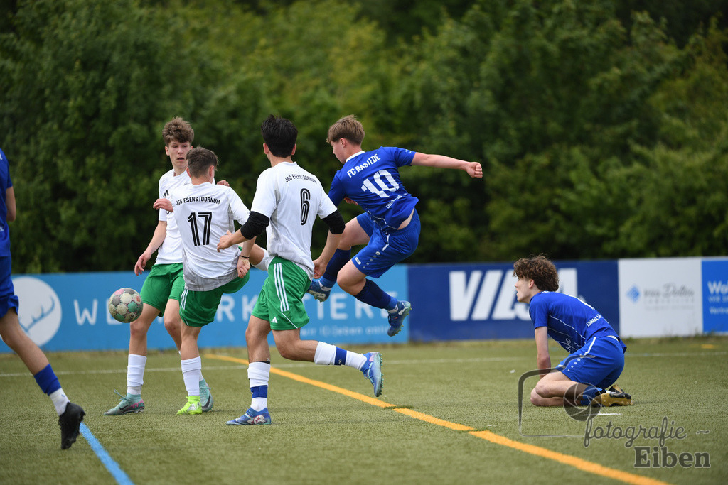 FC Rastede-JSG Esens/Dornum | B-Jugend Bezirksliga; FC Rastede (blau)-JSG Esens/Dornum (weiß) am 24.05.2025 in Rastede (Sportanlage Kötterswegs), Photo: Philip Eiben 2025 - Realisiert mit Pictrs.com