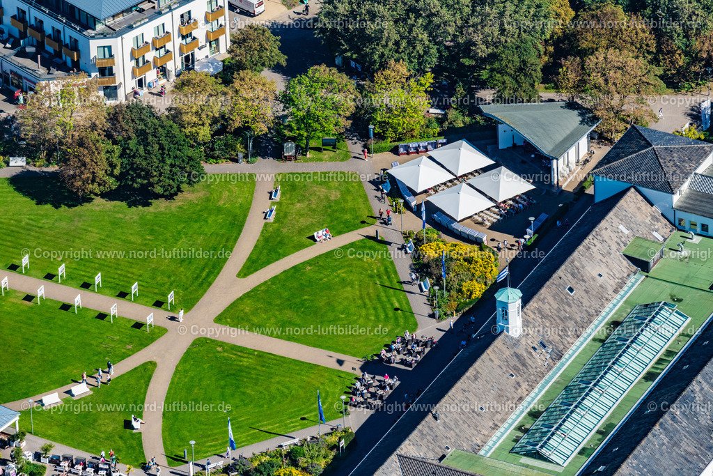 Norderney_Kurplatz_Konzertmuschel_ELS_7267050923 | NORDERNEY 05.09.2023 Musik- Konzert auf der Freilichtbühne " Konzermuschel " am Kurplatz auf der Insel Norderney im Bundesland Niedersachsen, Deutschland. // Music concert on the open-air stage "Konzermuschel" on the Kurplatz on the island of Norderney in the state Lower Saxony, Germany. Foto: Martin Elsen