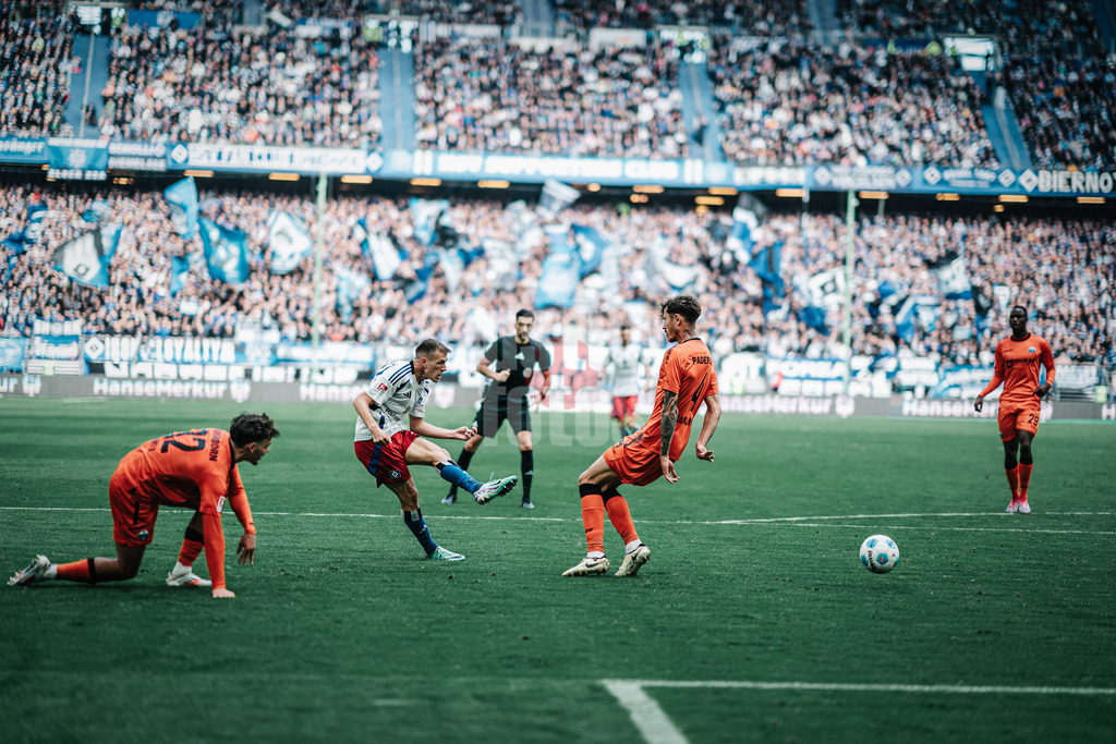 Fußball | Männer | Saison 2024/2025 | 2. Fußball-Bundesliga | 7. Spieltag | Hamburger SV vs. SC Paderborn 07 | 28.09.2024 | Miro Muheim (#28, HSV) beim Torschuss