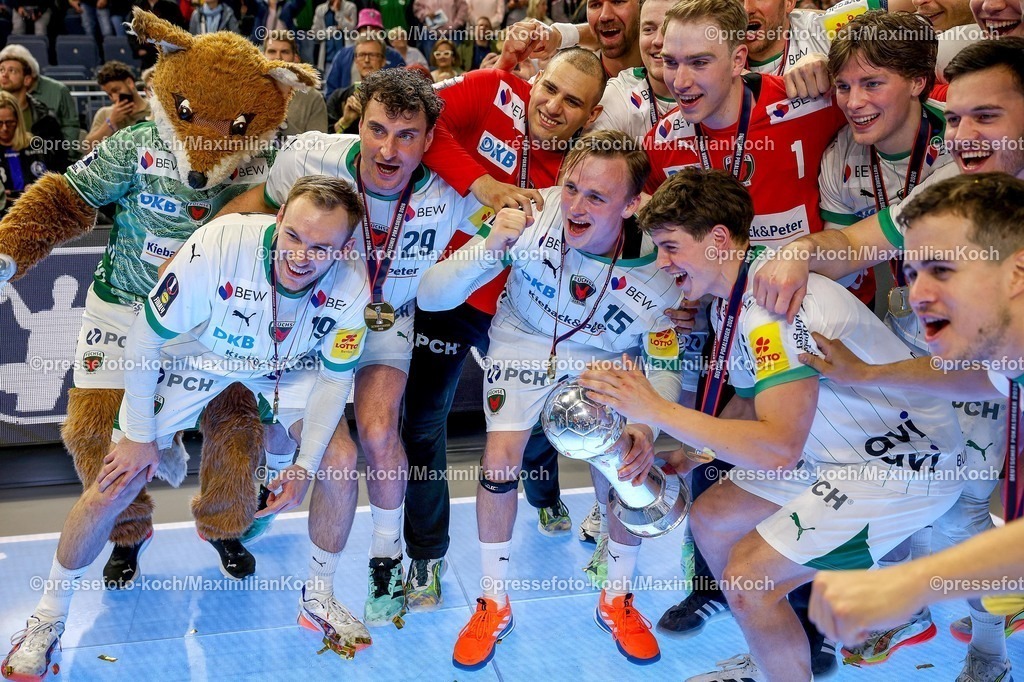 xSSCx19042602078 | 19.04.2026, xsscx, Handball, DHB-Pokal Lidl Final4, Finale, Füchse Berlin - Bergischer HC, Saison 2025 / 2026 Herren, Lanxess Arena, Köln: Die Mannschaft der Füchse Berlin feiert den Sieg im DHB-Pokal, Mathias Gidsel (Füchse Berlin #19), Tobias Grondahl (Füchse Berlin #15), Leo Prantner (Füchse Berlin #06)   Photo: xSandraxScherningxPressefotoKochx