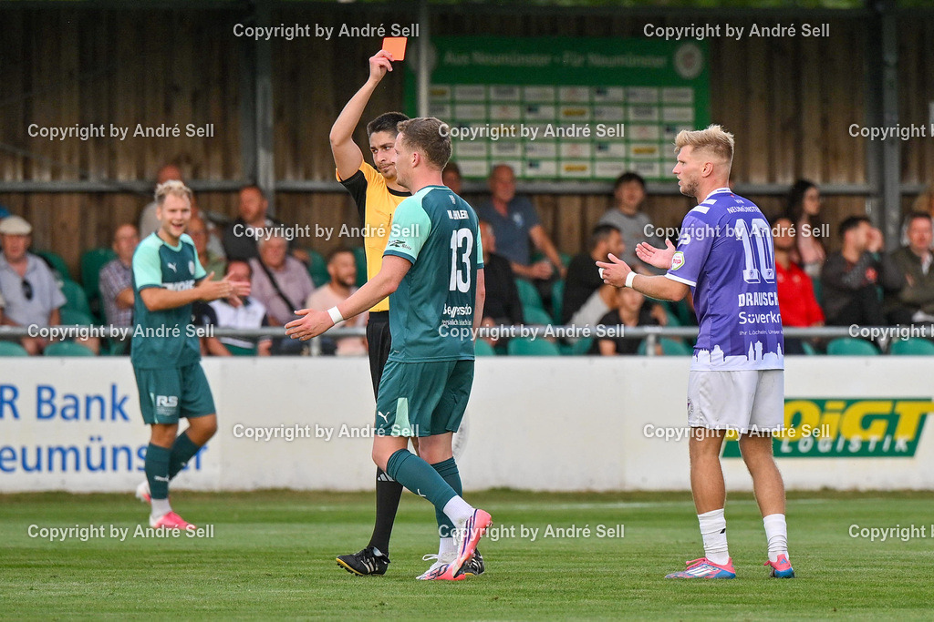 PSV Neumünster vs VfR Neumünster | Rote Karte durch Schiedsrichter Jannik Romahn gegen Nils Drauschke (VfR #10) wegen grobem Foulspiel - Marvin Ehlert (PSV #13 li.) / Fußball-Oberliga Männer 2026/2027 / PSV Neumünster vs VfR Neumünster / PSV Stadion Platz A / Neumünster / 31.07.26 - Realisiert mit Pictrs.com
