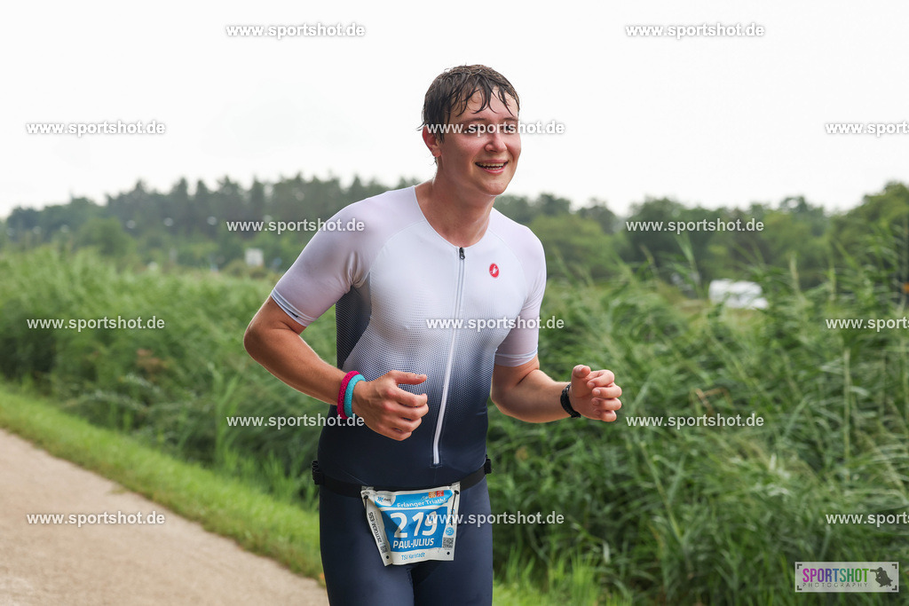 LUR_1829 | 34. M-net Erlanger Triathlon 2025 #erlangertriathlon  #mnettriathlon2025 #mnettriathlon #team #olympischedistanz #mitteldistanz #triathlon #maindonaukanal  #erlangertriathlon2025 #yourpictrs #tv1848 #tv1848erlangen  #triathlonbayern #sportinerlangen #demsportverbunden #sportshot_your_pictrs Copyright: www.sportshot.de